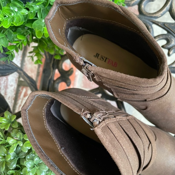 JustFab Binnae High Heeled Bootie; Brown Suede W/Multi-Straps & Buckles; Size 9 - Picture 10 of 13